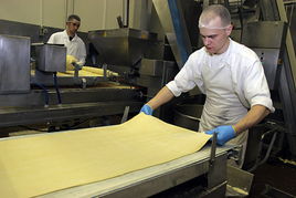 流水线背后的秘密 探秘国外麦当劳标准化生产车间